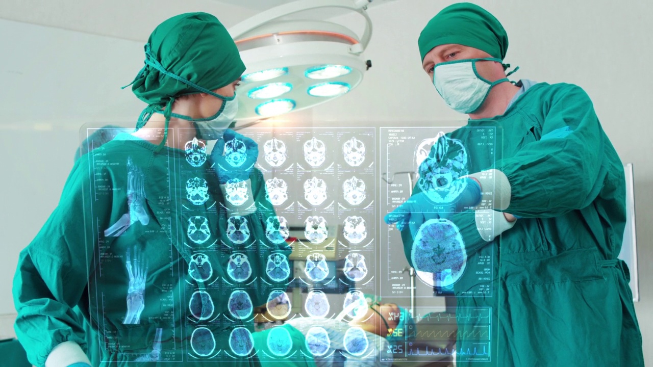 专业外科医生和助理使用全息图现代虚拟屏幕视频素材