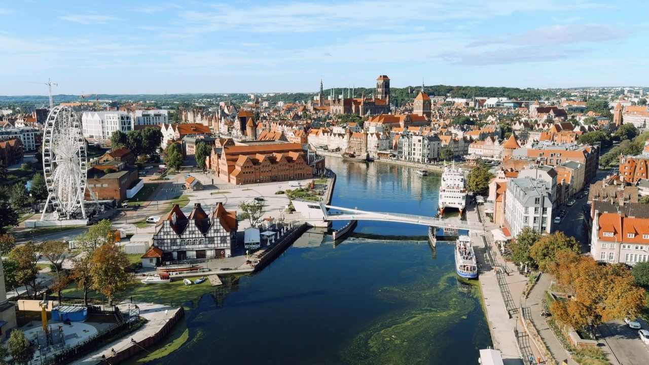 波兰度假——格但斯克古城的鸟瞰图视频下载