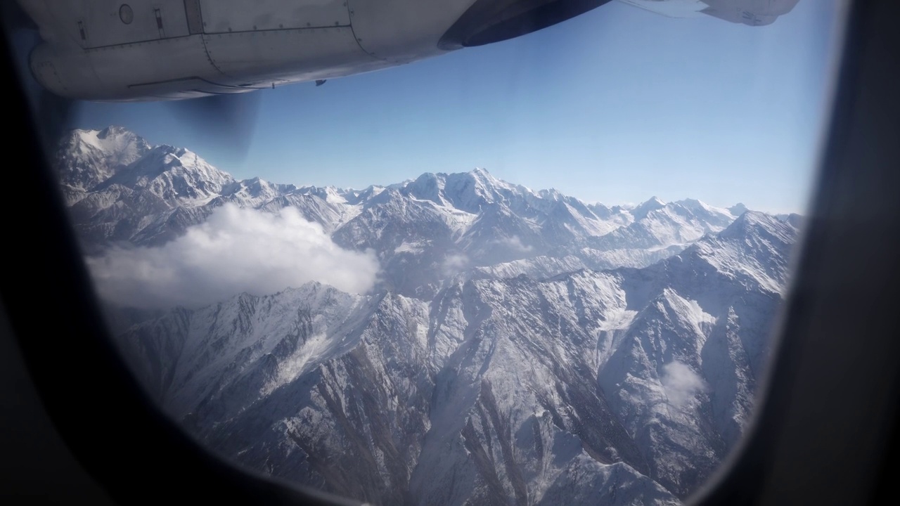 从飞机窗口鸟瞰雪山的美景视频素材