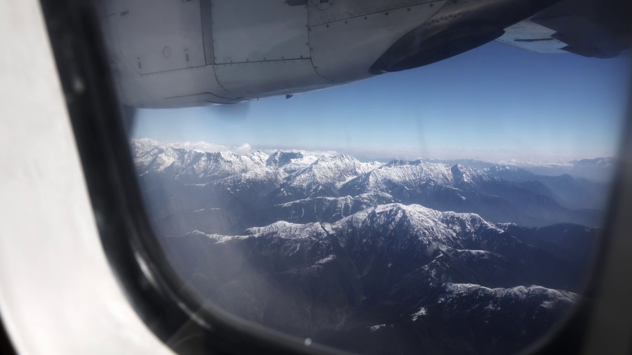 从飞机窗口鸟瞰雪山的美景视频素材