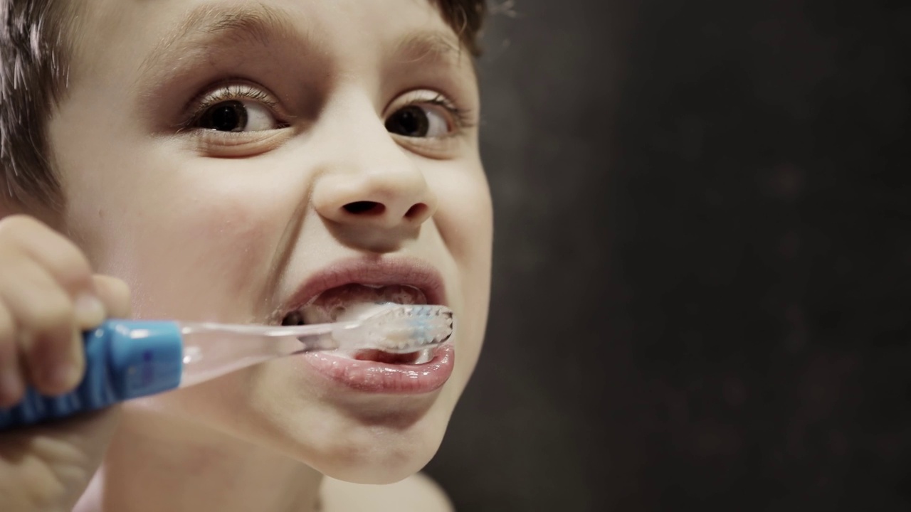 可爱的男孩正在用牙刷刷牙。牙齿清洁。早上程序视频下载
