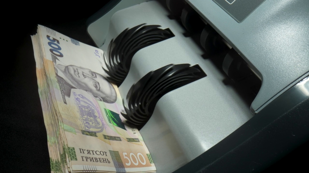 纸币点钞机。计算器里的乌克兰钱。乌克兰货币的转换。乌克兰的货币是由机器计算的。乌克兰hryvnia视频下载