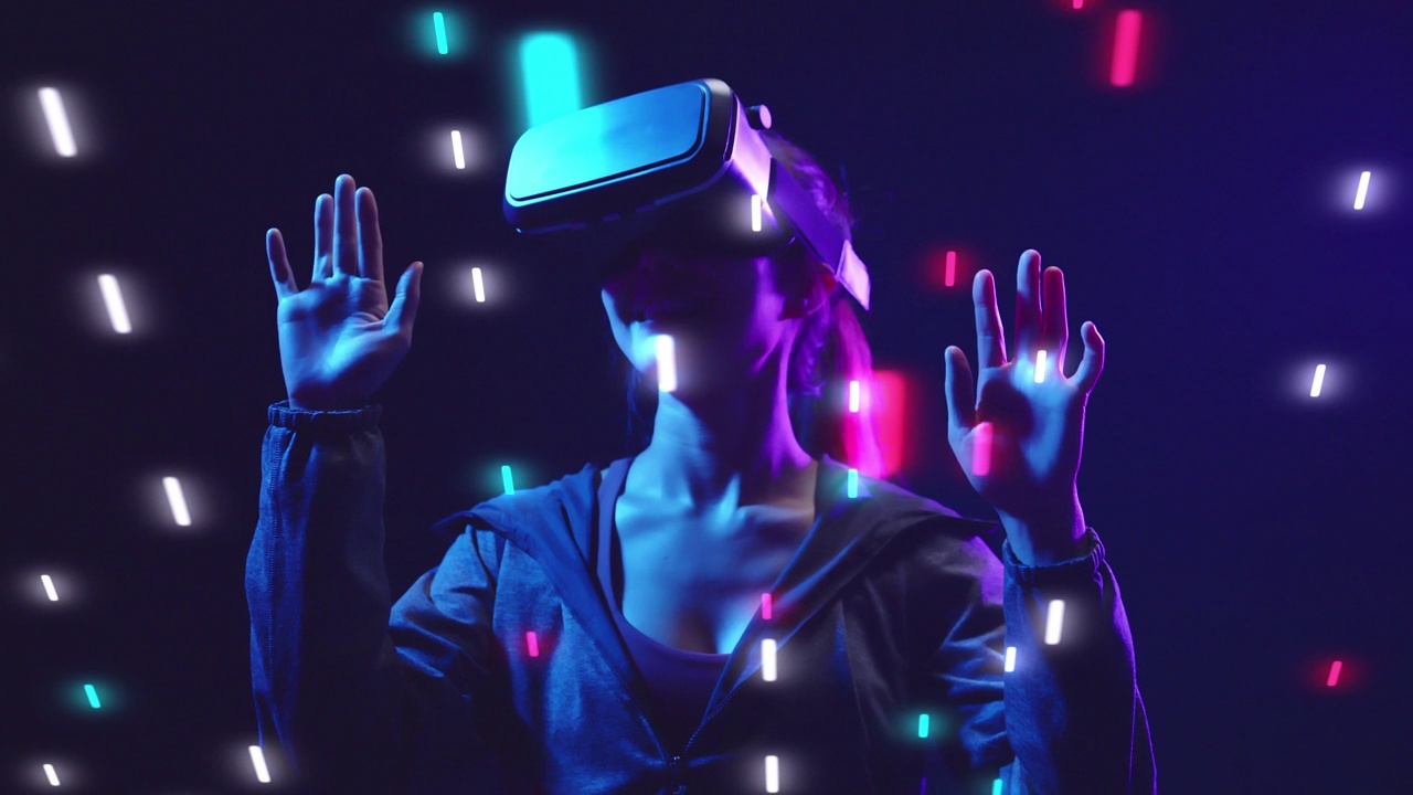 虚拟现实虚拟现实元世界游戏玩，女人玩元世界虚拟游戏数字技术游戏控制与VR眼镜的网络空间背景视频素材