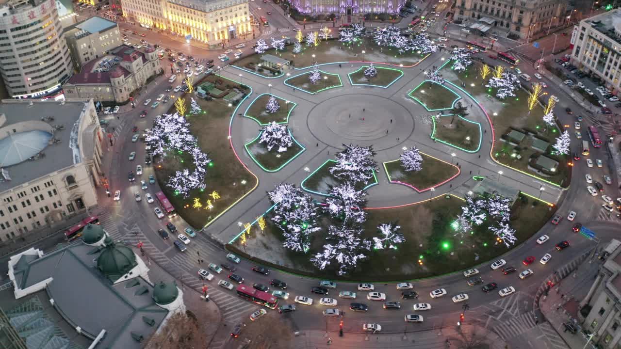 黄昏时分城市广场的鸟瞰图。视频下载