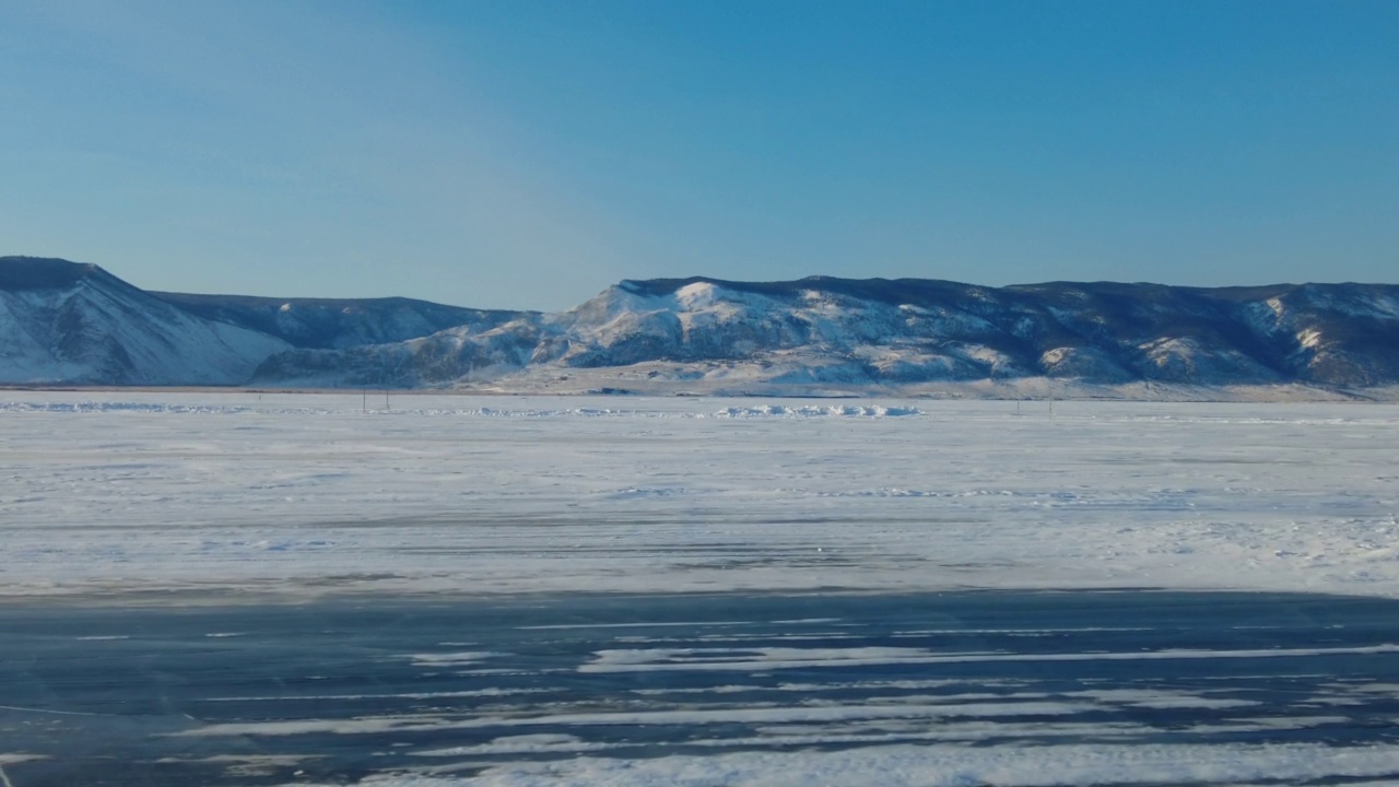 在贝加尔湖结冰的路上行驶视频素材