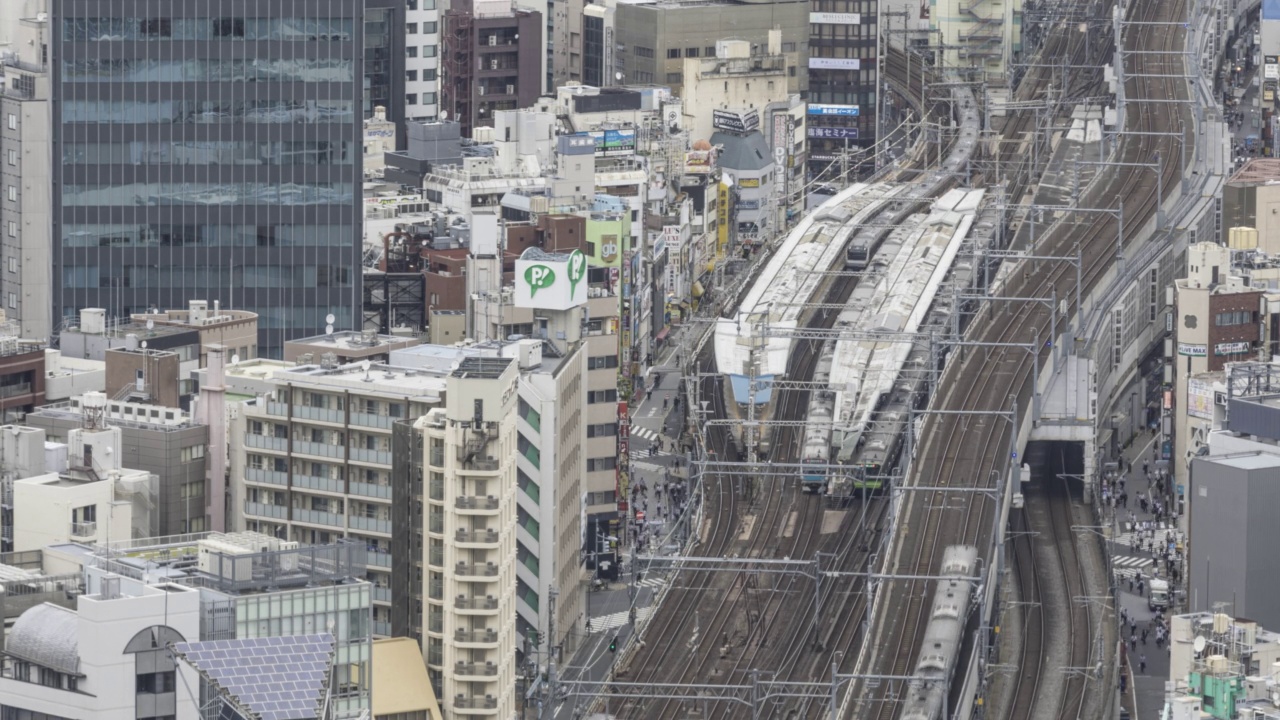 4K T/L HA日本东京地铁车站相互缠绕的高角度视图视频素材