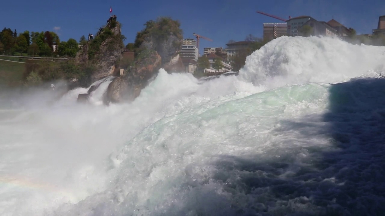 瑞士沙夫豪森州的莱茵河瀑布。欧洲最壮观的瀑布视频素材