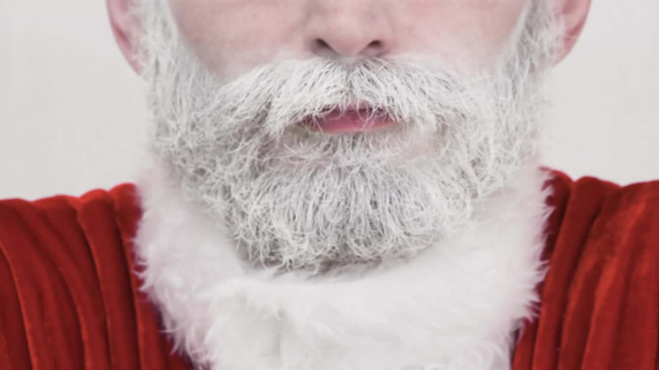 4K -圣诞老人吹雪花。特写镜头视频下载