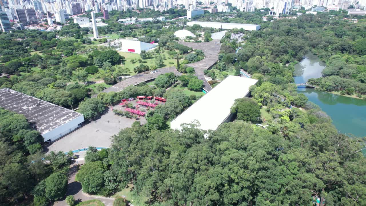 Ibirapuera公园鸟瞰图São Paulo, SP.周围的住宅楼。伊比拉普埃拉公园的湖。视频下载