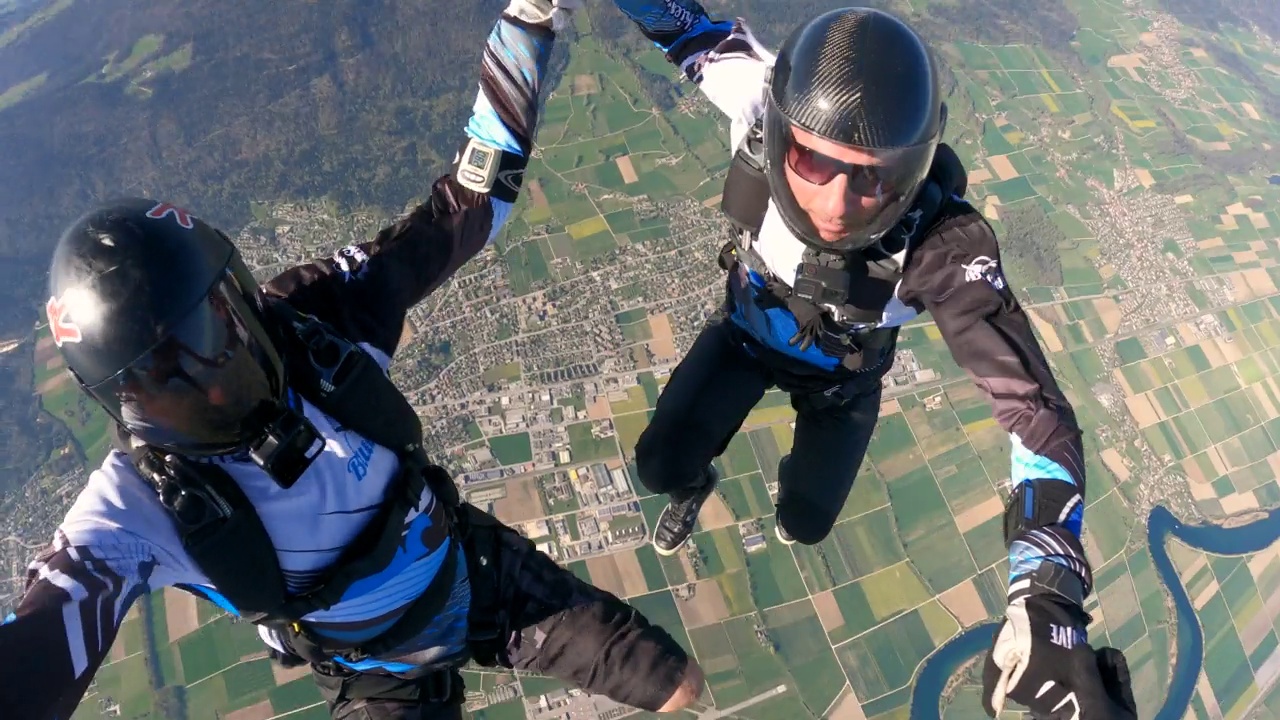 高空跳伞者在瑞士山景上空翱翔视频下载