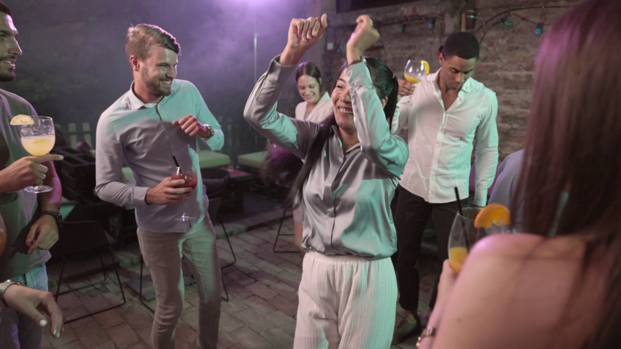 一群快乐的朋友在酒吧里跳舞视频下载