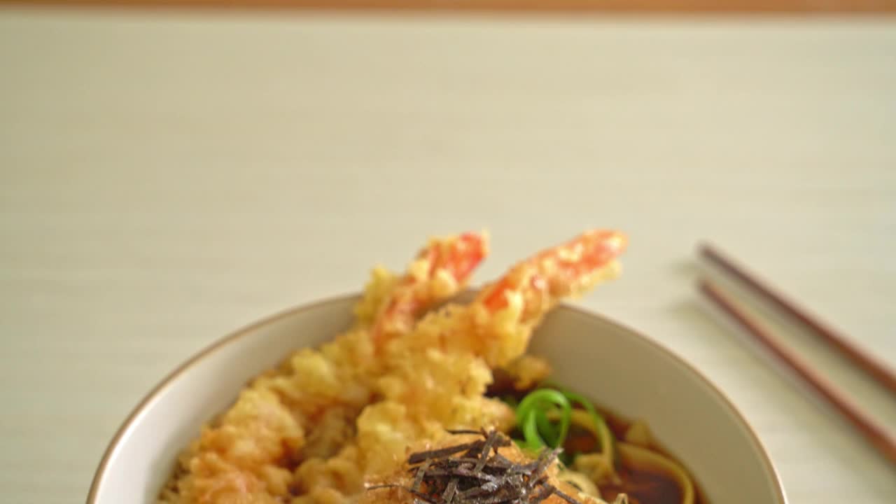 日本虾仁天妇罗拉面，亚洲风味视频素材