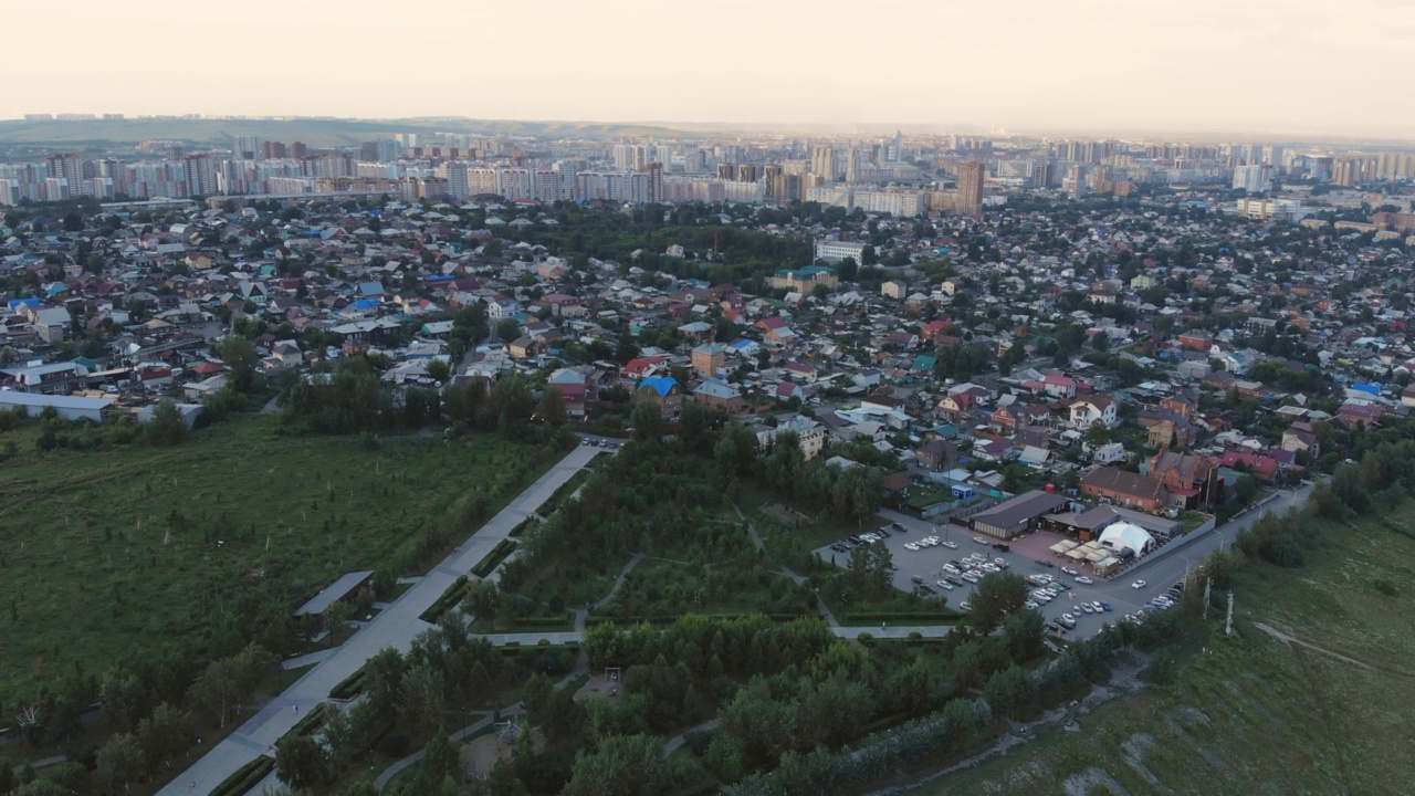 卡拉劳那亚山俯瞰克拉斯诺亚尔斯克市全景视频素材