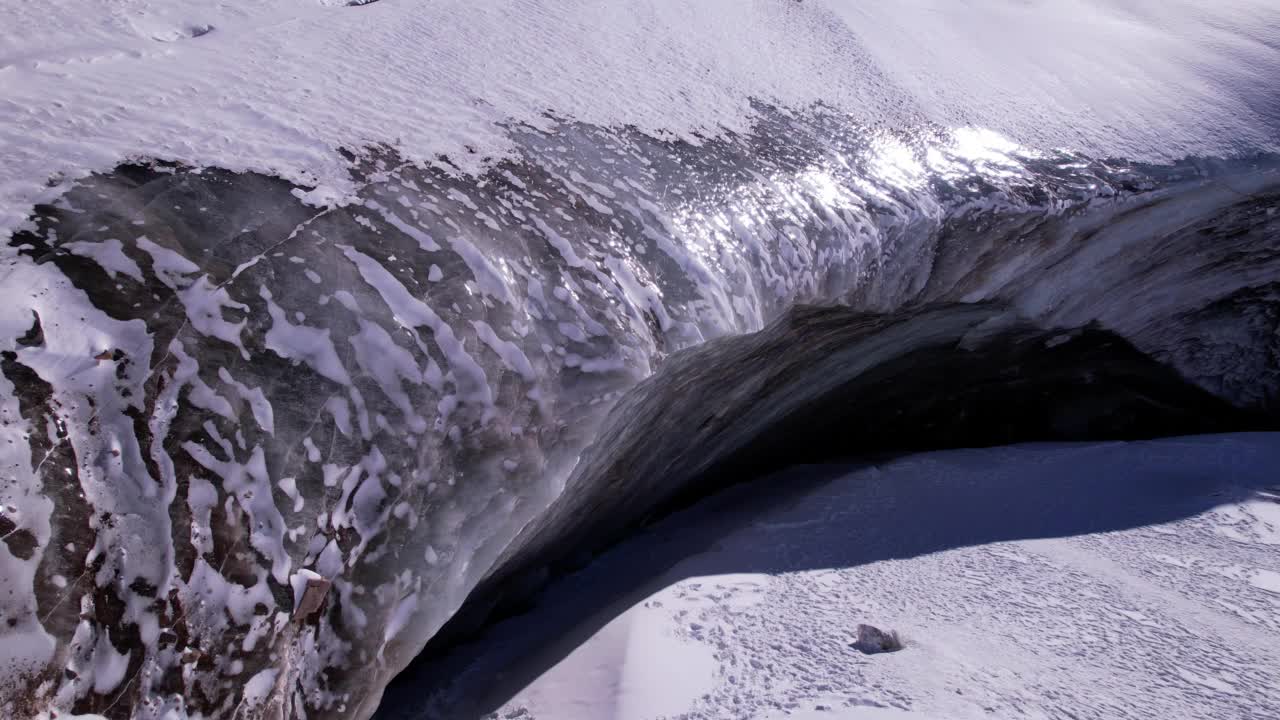 一股巨大的冰浪冻结在山上视频下载