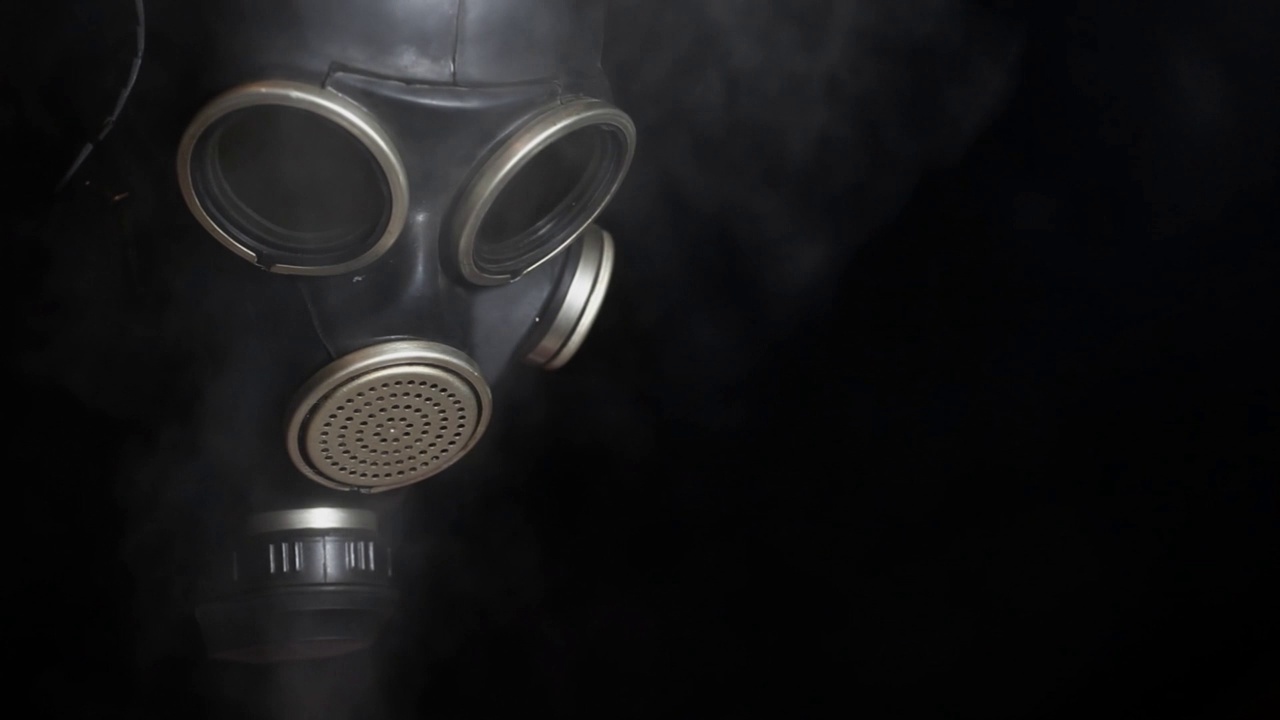 防毒面具烟雾背景的镜头视频下载