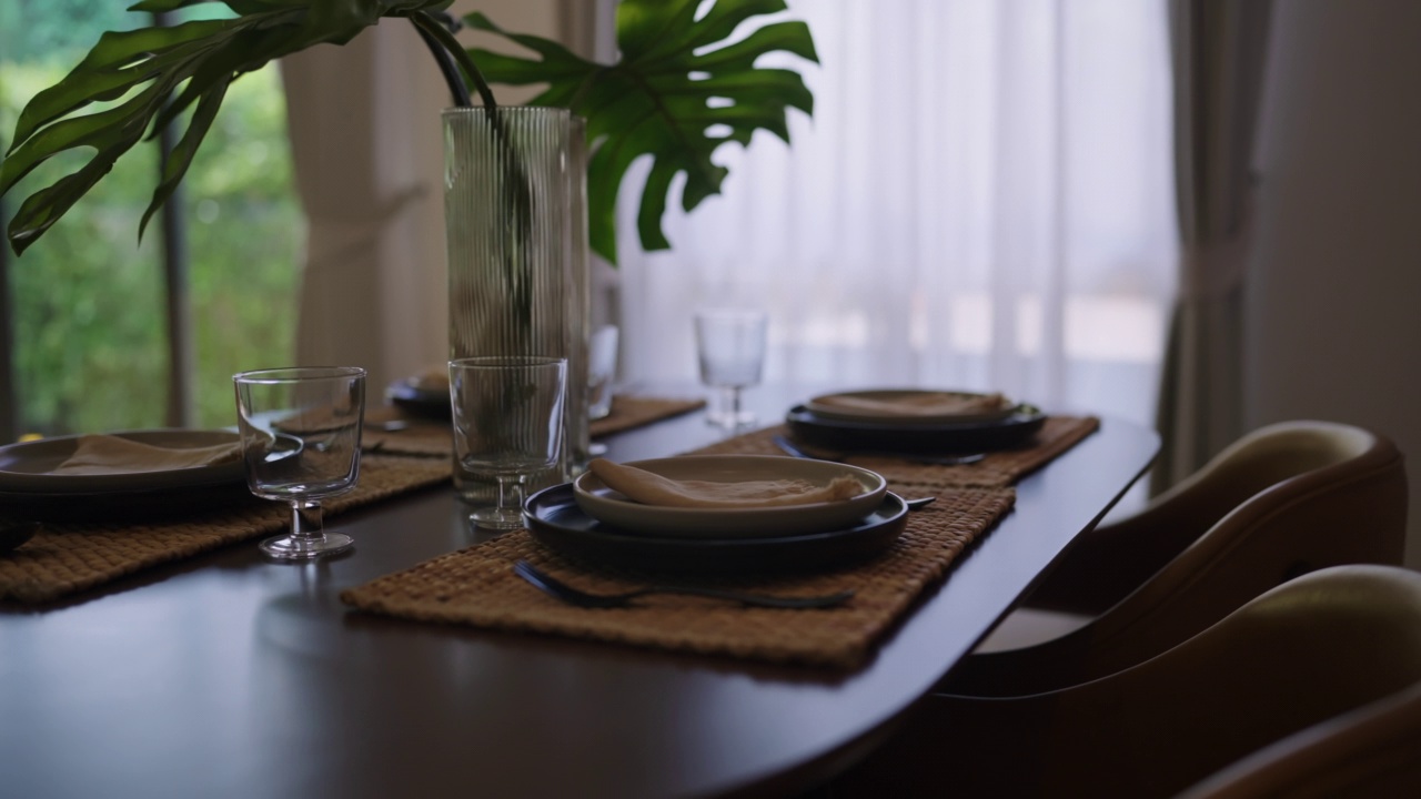 室内装饰的想法房子的桌子与玻璃展示平面安排在餐厅与背景的白色窗帘与日落的家温馨的家的想法概念视频素材