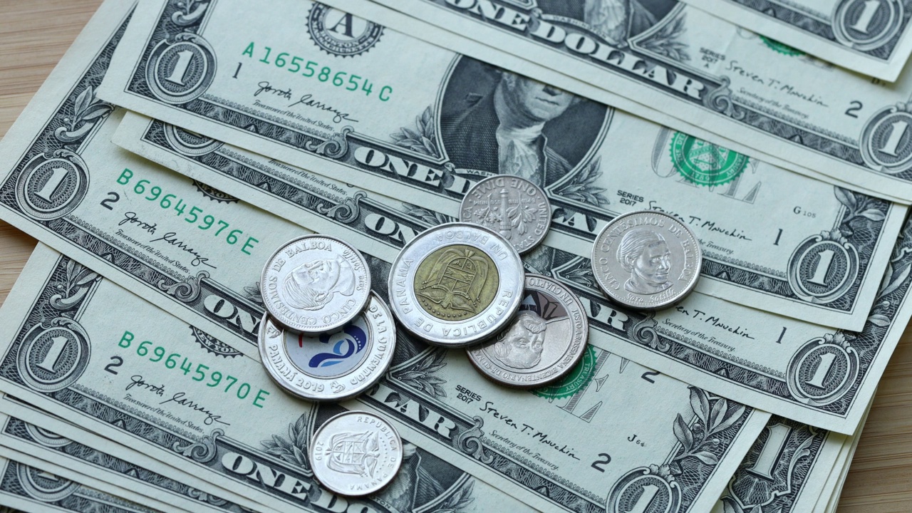 巴拿马钱，一美元的钞票在桌子上。硬币叫做巴尔博亚，金融概念视频素材