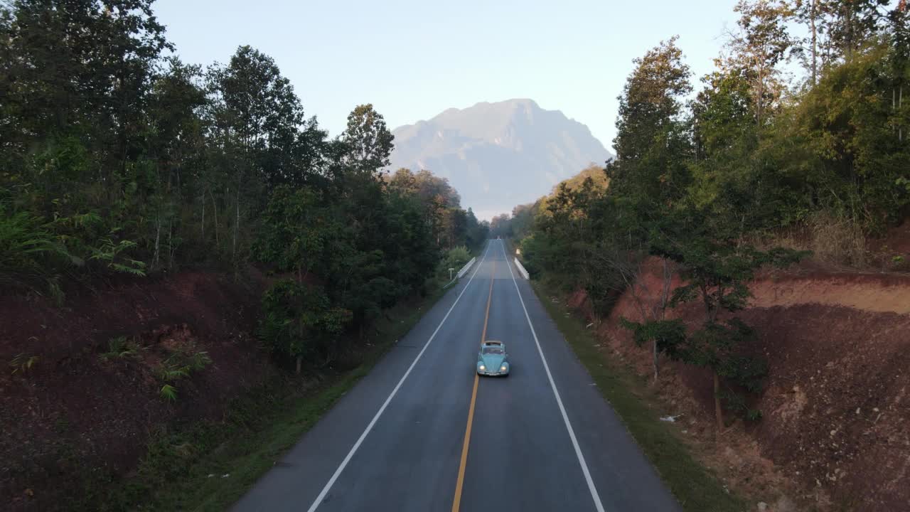 以山为背景的清道，清迈，泰国公路旅行。视频素材