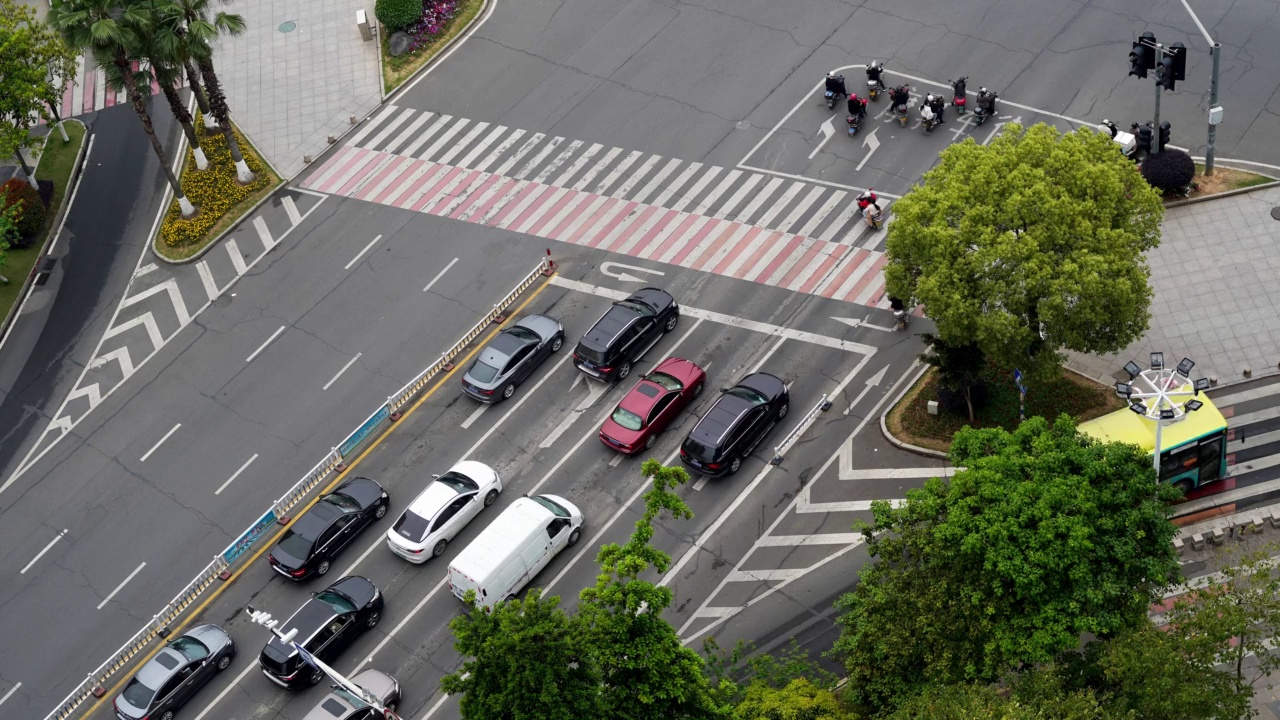 鸟瞰城市街道的十字路口，摄影时的萎缩视频下载