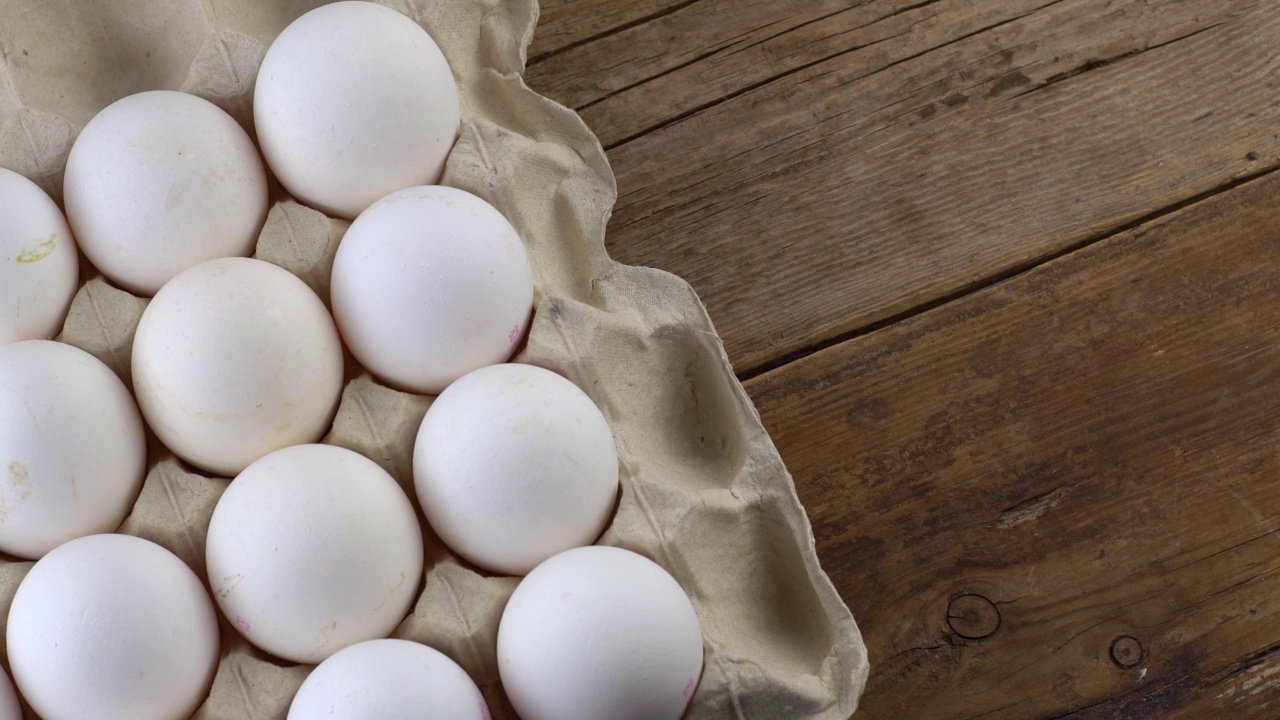 蛋的背景。白鸡蛋和棕色鸡蛋放在盘子里。蛋白质的食物。生态有机视频素材