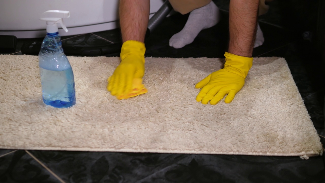 用一种特殊的去污剂清洗地毯用清洁剂把地板上的污迹洗掉。清洁工洗去了污垢视频素材