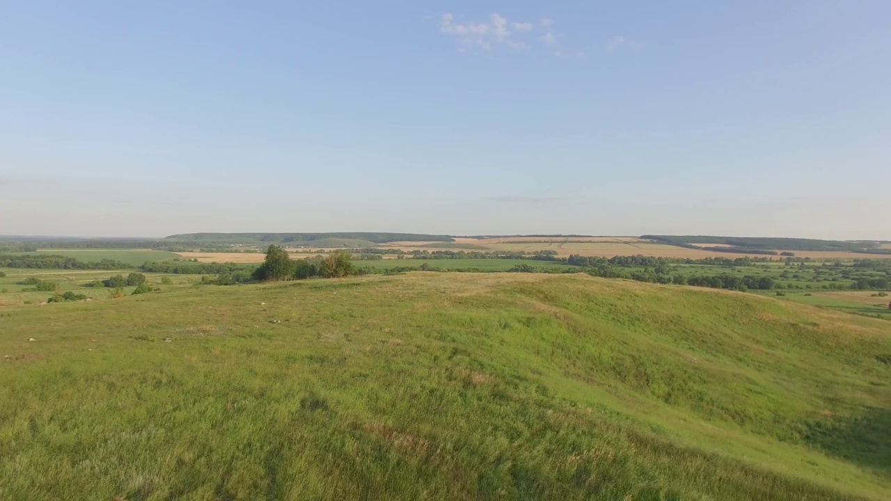 夏天，美丽的田野和绿色的山丘视频素材