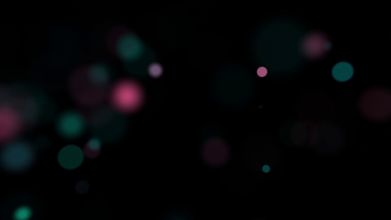 美丽的浮动移动闪烁粉红色蓝色模糊散景气泡灯在黑色背景上无缝循环运动。粉色蓝色粒子在黑色背景可以用作叠加或运动标题电影背景循环。视频素材