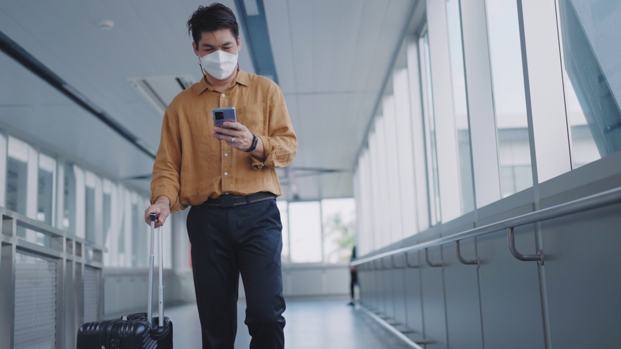 亚洲商人拿着旅行袋在机场候机楼或地铁里行走视频素材