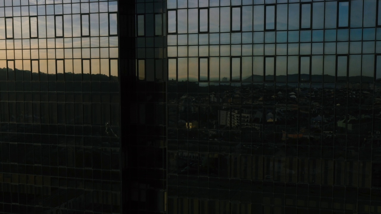 在中央，葡京，葡萄牙，公司摩天大楼立面上的建筑空中反射。视频素材