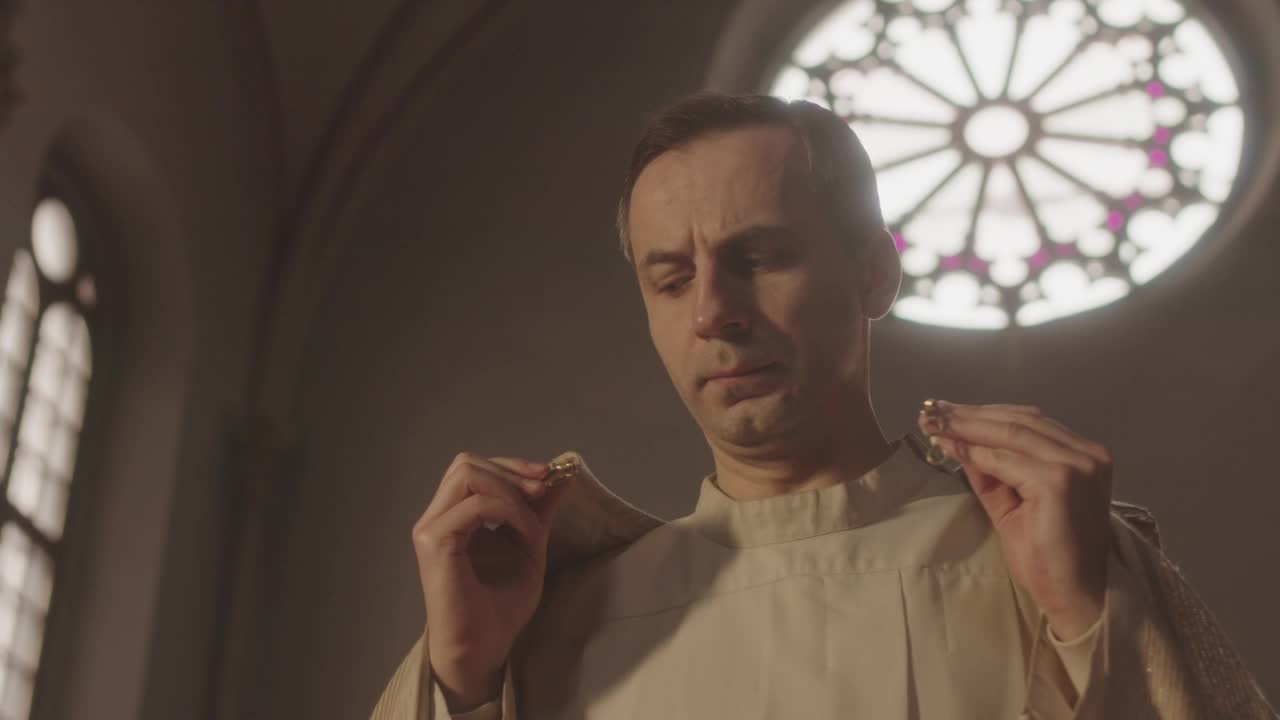白衣主教在祈祷视频下载