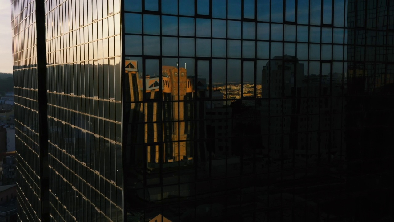 在中央，葡京，葡萄牙，公司摩天大楼立面上的建筑空中反射。视频素材