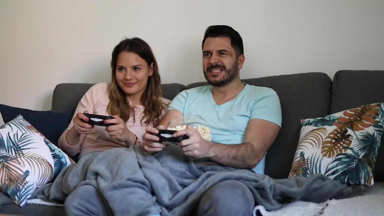 女朋友和男朋友一起玩电子游戏视频素材