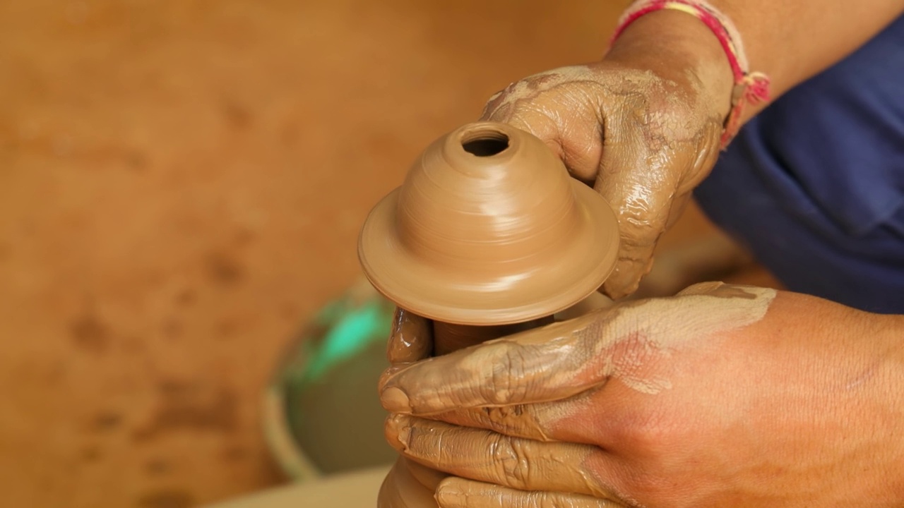 工作的陶工制作陶瓷盘子。印度拉贾斯坦邦。视频素材