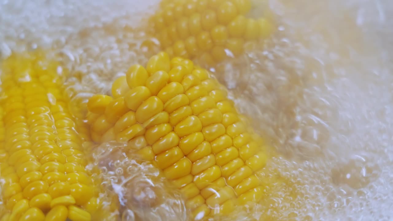 玉米棒放在滚烫的水里。玉米已成为世界许多地区的主食，其总产量超过了小麦和水稻。视频素材