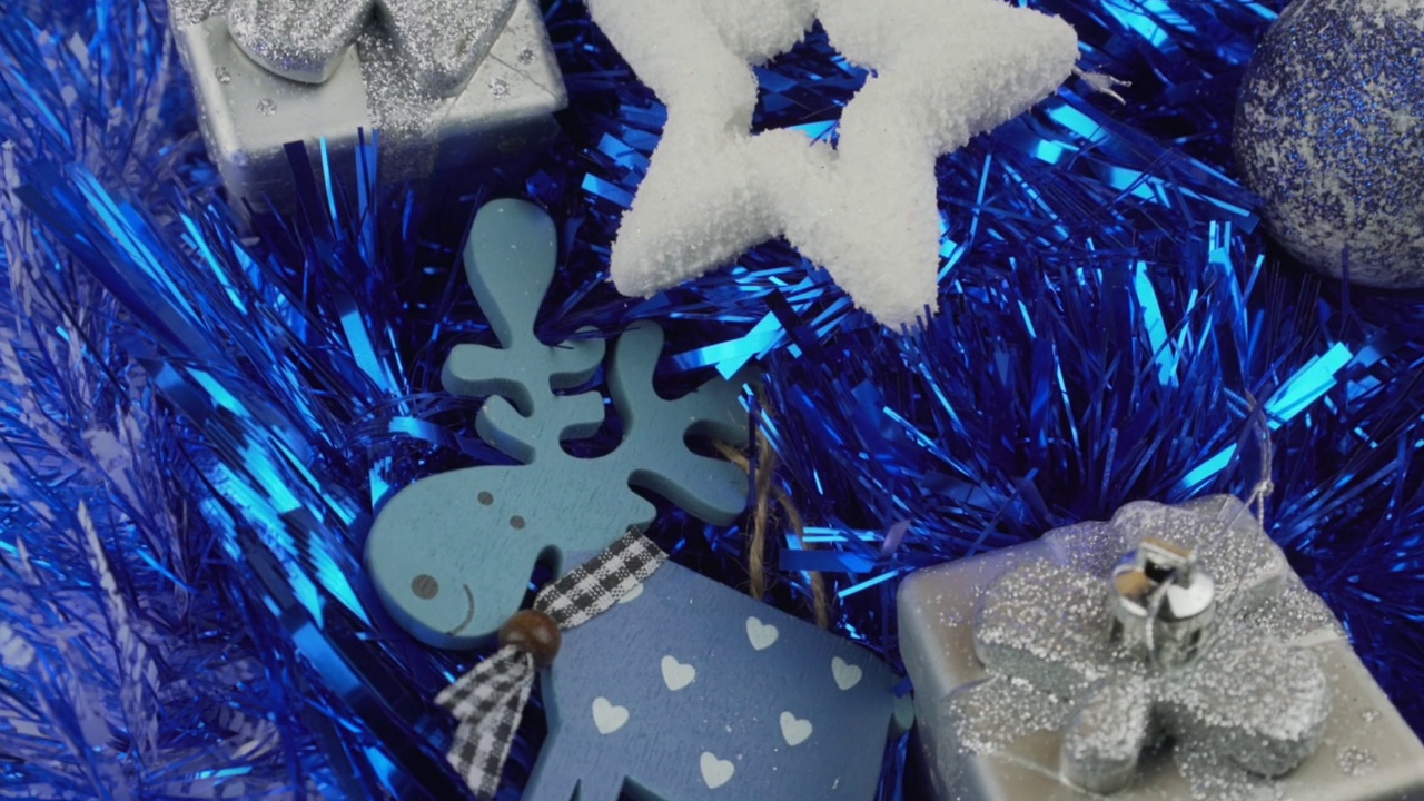 圣诞装饰玩具在形状的星星礼品盒和鹿旋转特写视频下载