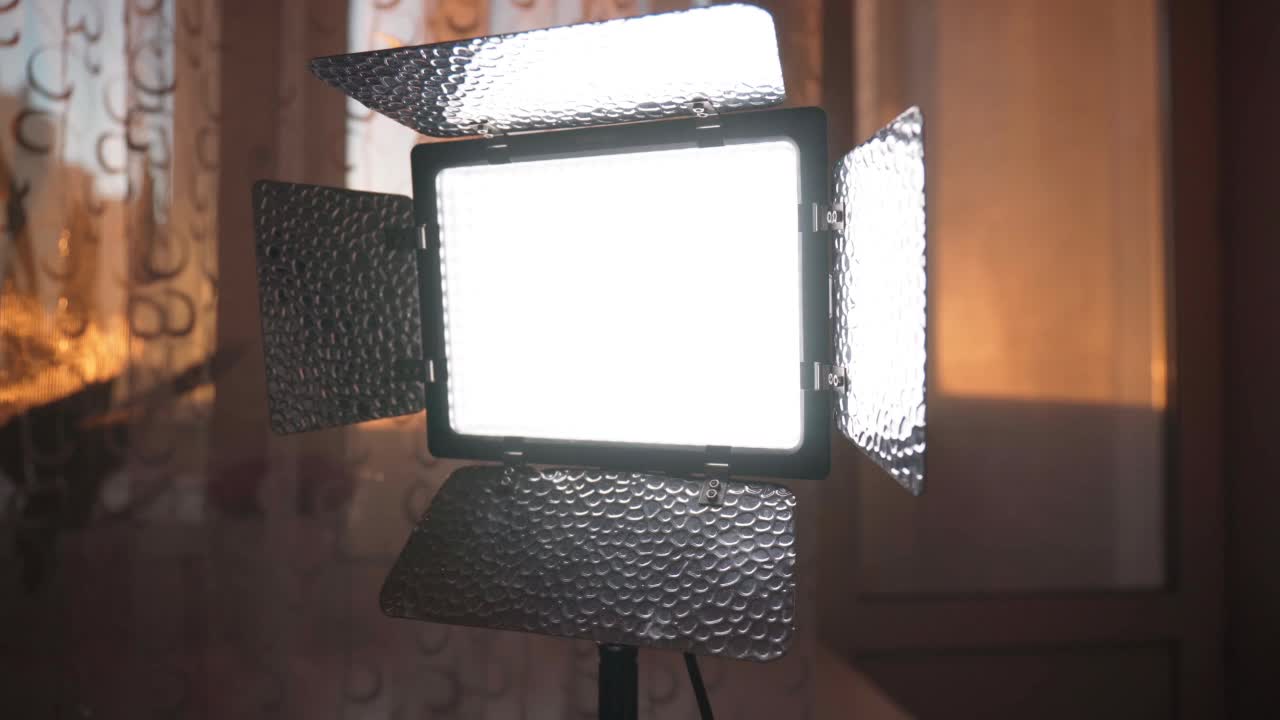 用于视频拍摄的LED灯，在家里。拍摄照片和视频的家用设备视频下载