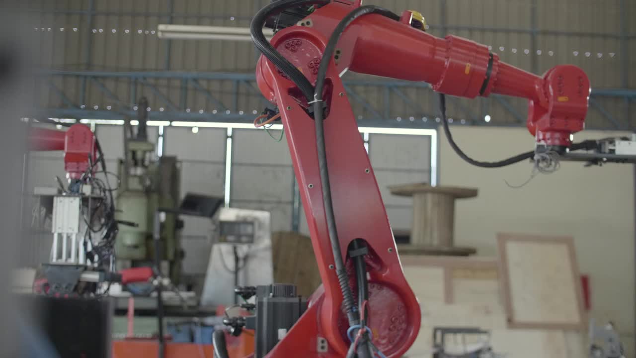 在工厂中进行操作的工业机器人视频素材