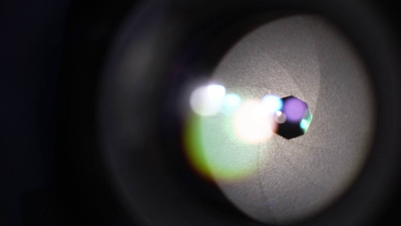相机光学玻璃上的耀斑。孔径叶片的微距拍摄视频下载