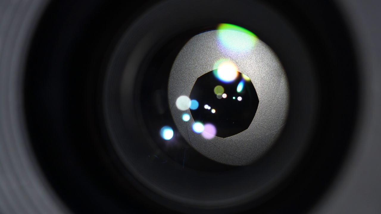相机镜头的特写与隔膜叶片。光学镜片上的光斑视频下载
