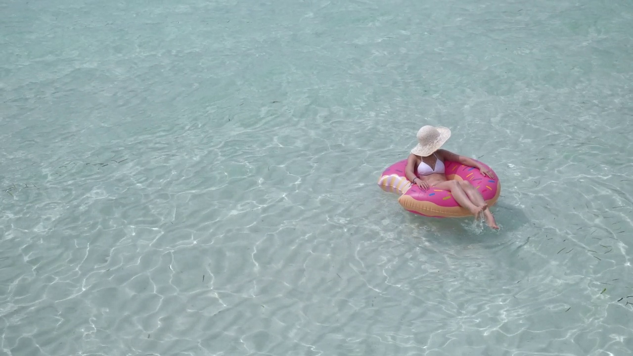 在海上戴橡胶环的亚洲女人视频素材