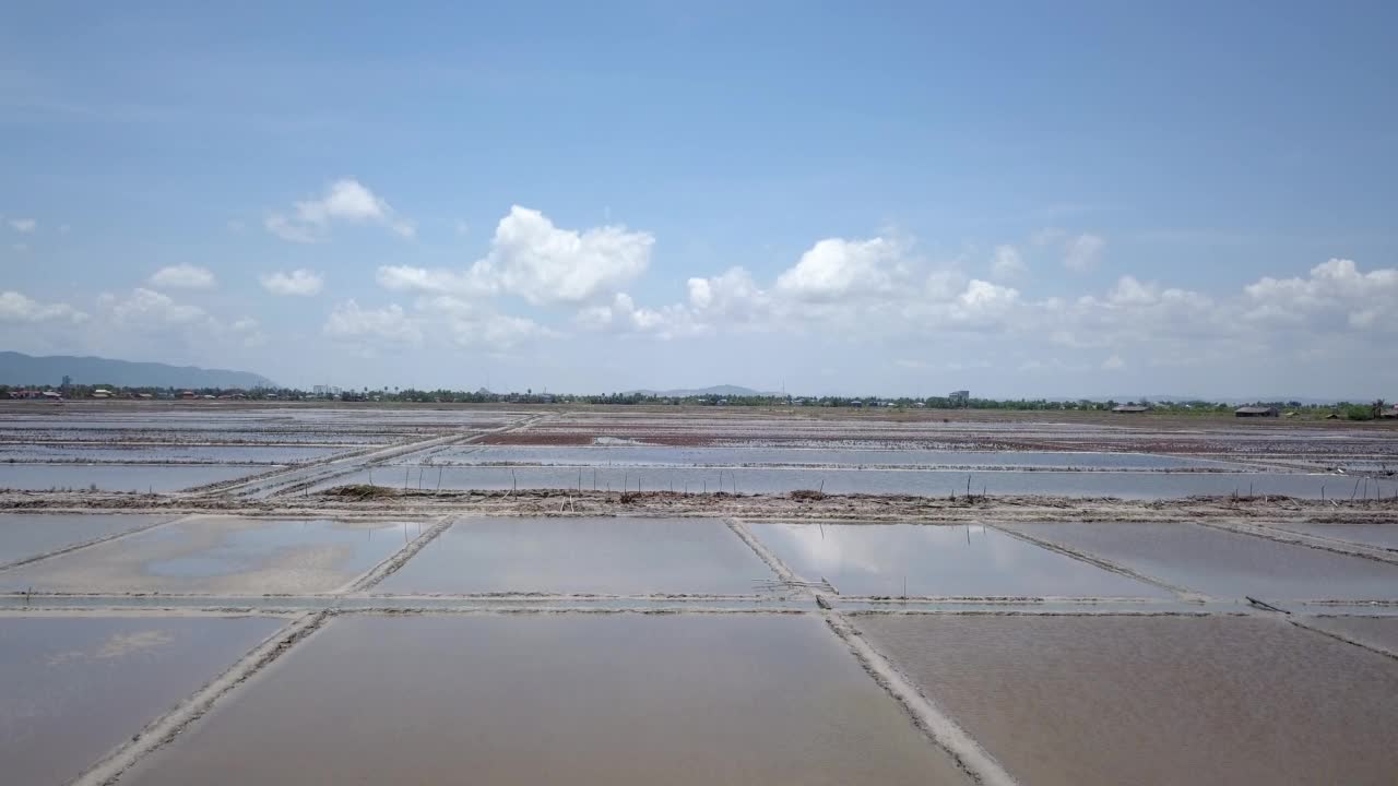 贡布省的盐田在雨季期间没有被使用
季节视频素材