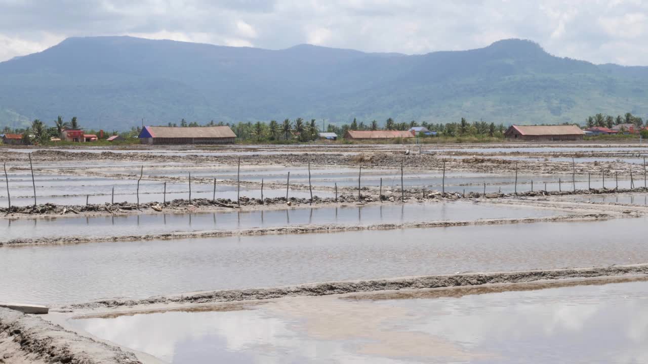 贡布省的盐田在雨季期间是闲置的视频素材