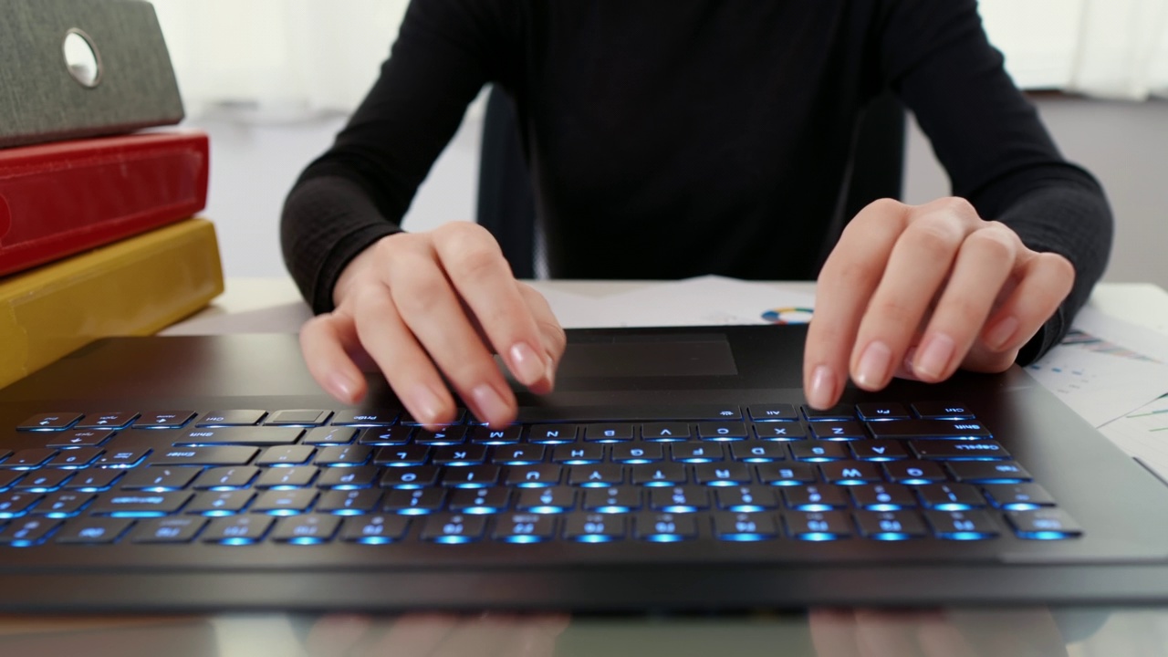 女人的手指在笔记本电脑键盘上打字视频素材