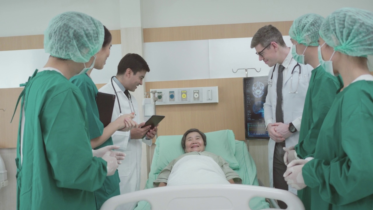 手术结束后，医疗队在病房里鼓掌。视频素材