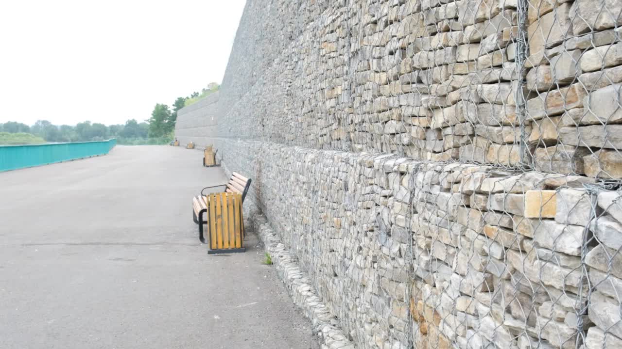 格宾防护墙用石头填满，用粗金属丝捆扎。岸边视频下载