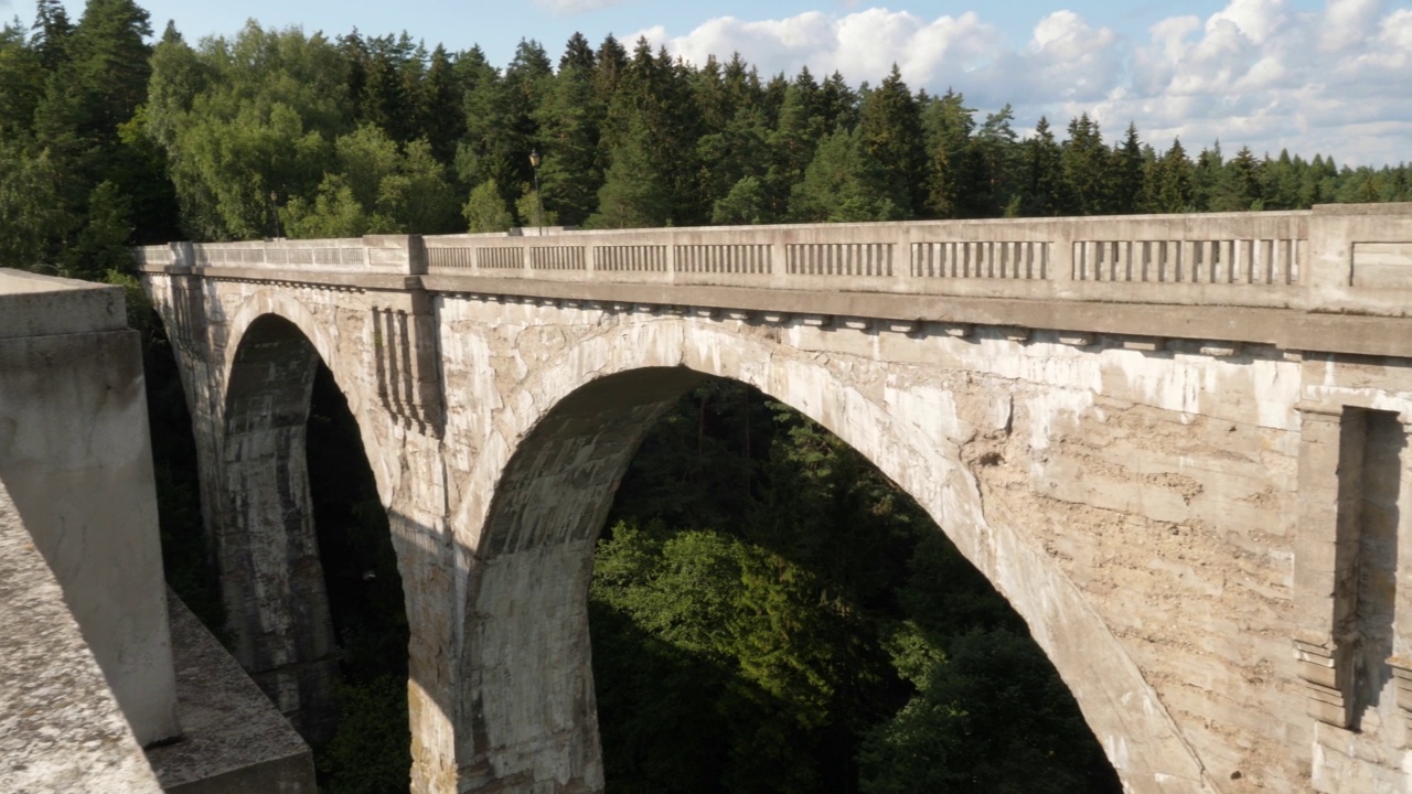 斯坦奇奇是波兰著名的石料混凝土铁路桥视频下载