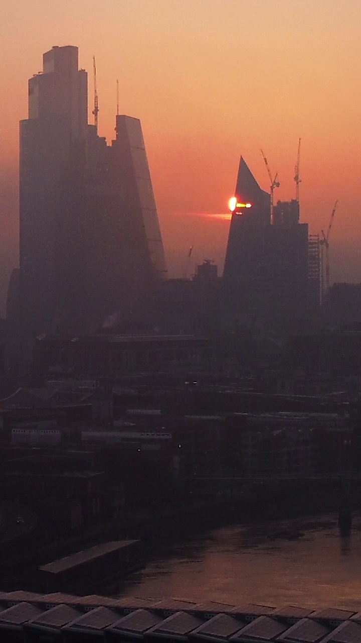 从空中看，太阳从伦敦市和泰晤士河上空升起视频素材