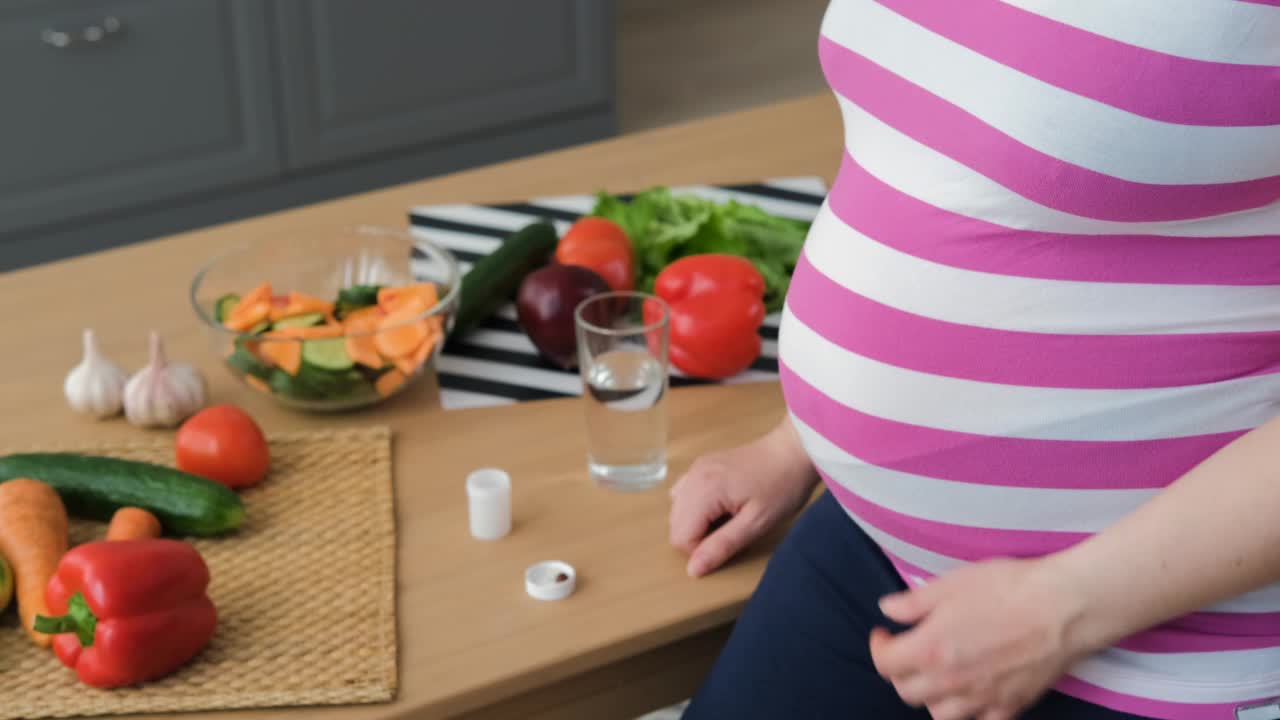 孕妇服用维生素片的特写视频素材