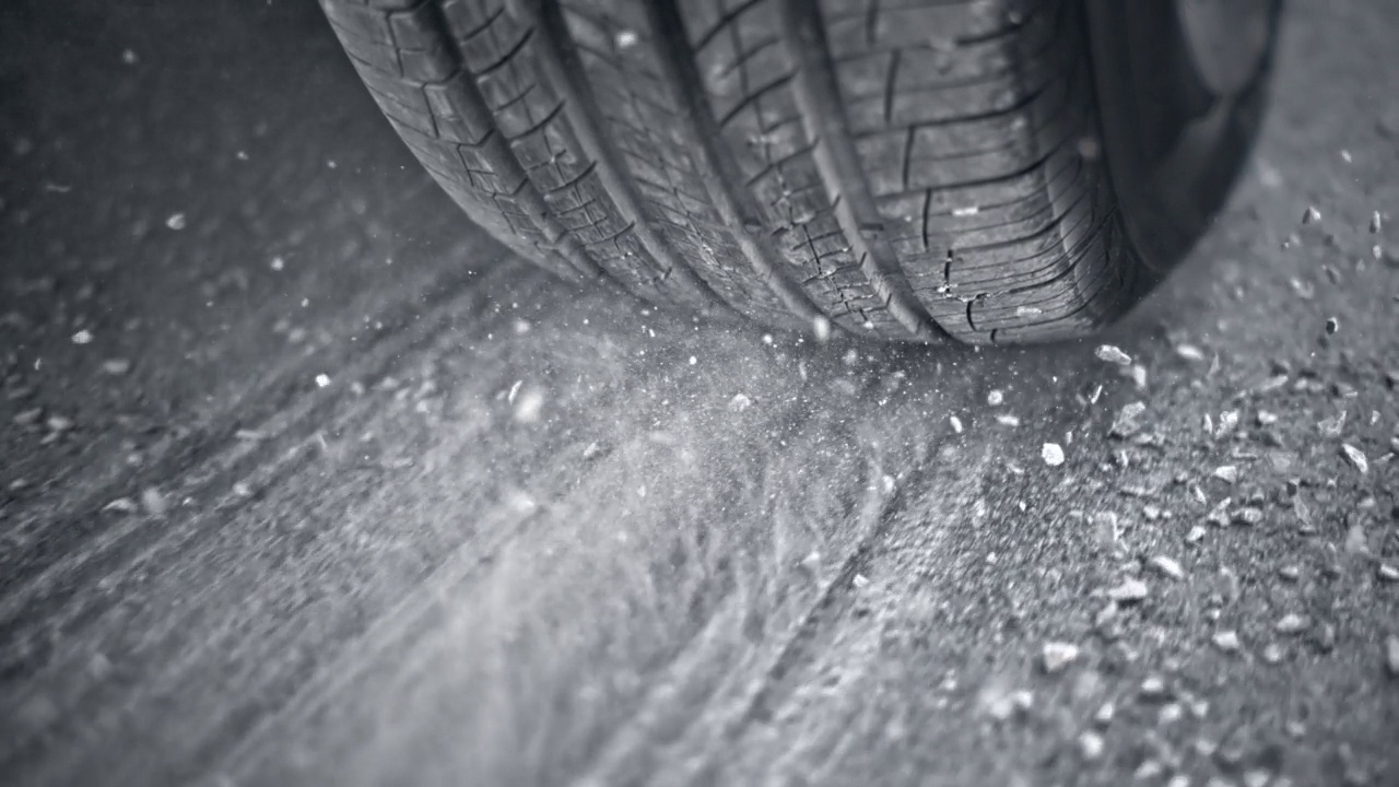 SLO MO TS汽车轮胎在柏油路上滑动，汽车突然断裂视频素材