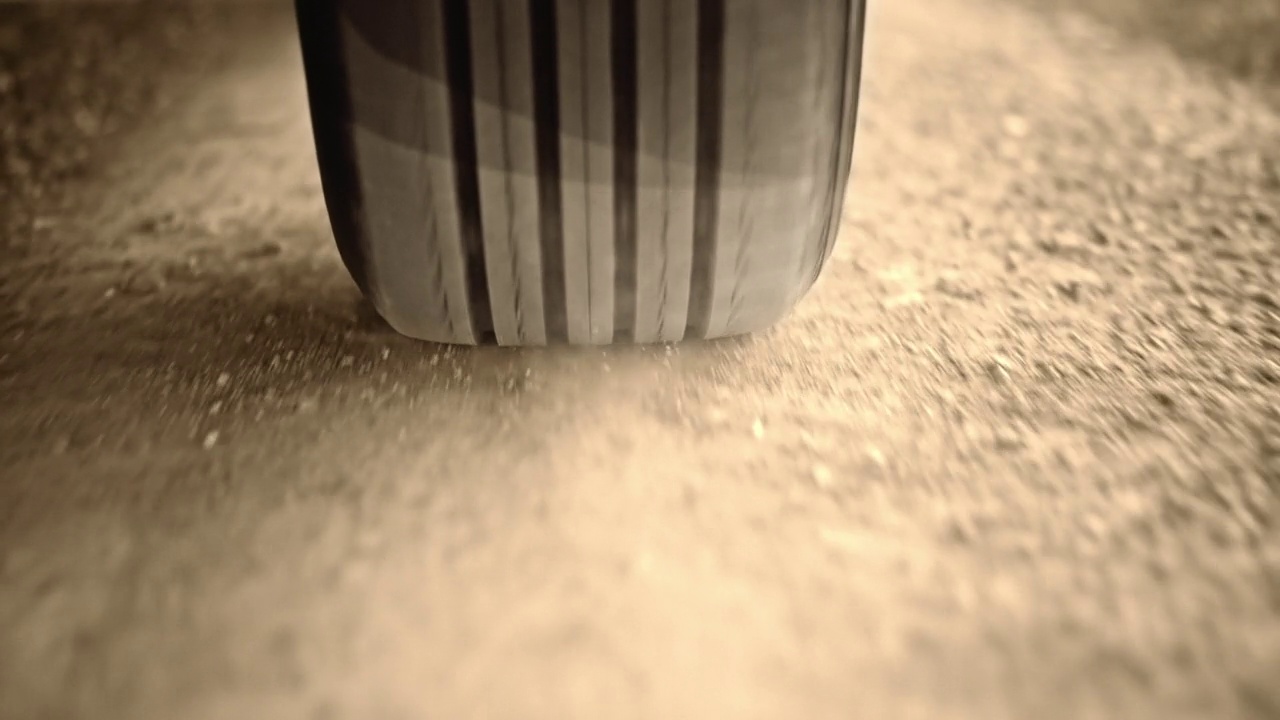 SLO MO TS在砾石路上行驶的汽车轮胎视频素材